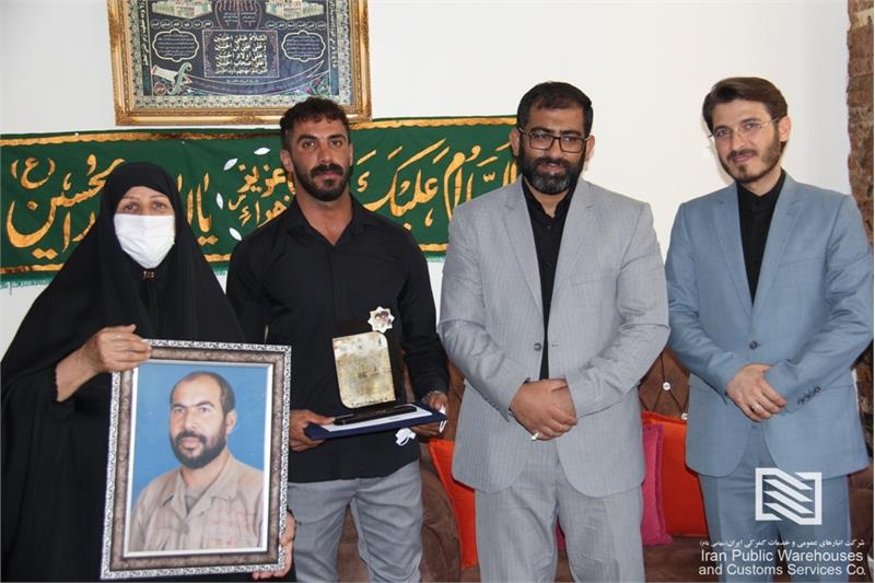 دیدار مدیرعامل شرکت انبارهای عمومی و خدمات گمرکی غرب با خانواده شهید عبدالزهرا سخراوی