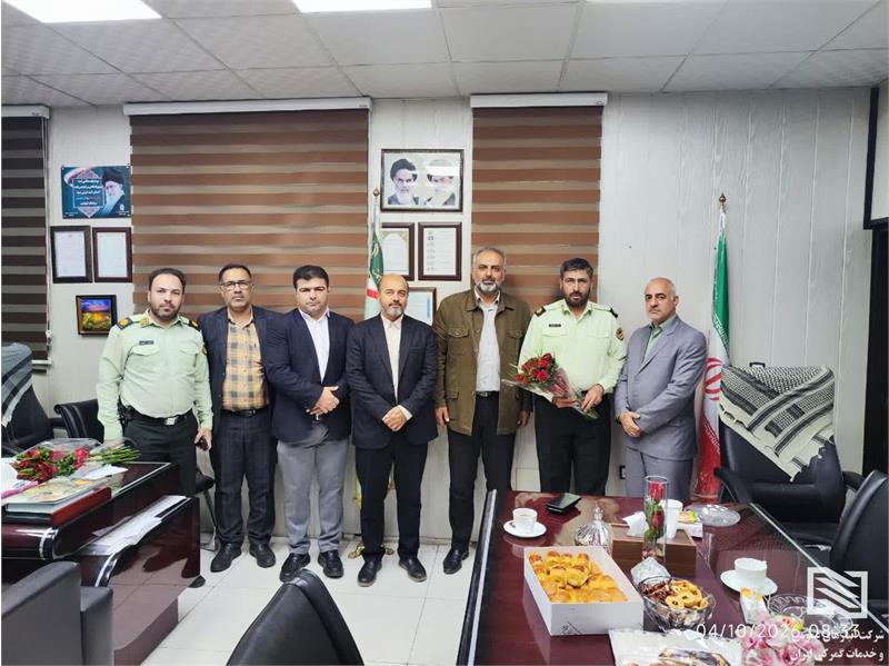 دیدار مدیرعامل شرکت انبارهای عمومی و خدمات گمرکی غرب با فرماندهی کلانتری ۱۷۹ خلیج فارس به مناسبت هفته نیروی انتظامی