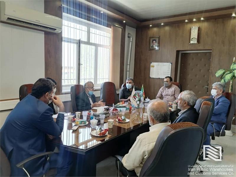 نشست سه جانبه سرپرست شعب قم و سلفچگان، مدیرکل گمرک استان قم ومدیرعامل شرکت تعاونی درودگران استان قم